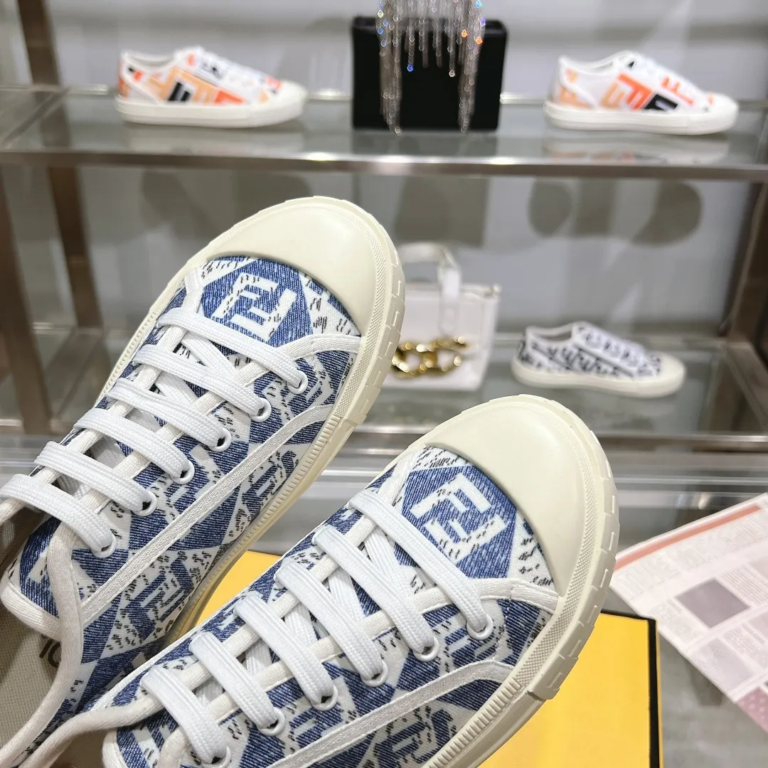 Couple style 💰460❤️Fendi Fendi's latest couple canvas shoes ❑ Fabric: Original customized imported jacquard canvas material ❑ Inner lining: Imported canvas material ❑ Sole: Original molded non-slip TPU outsole ❑ Bottom thickness: 2.5cm ❑ Size: Women's 35-40/Men's 39-45